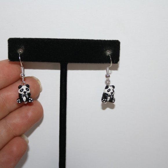 Adorable nwot Panda dangle earrings 1.25" - Picture 2 of 4